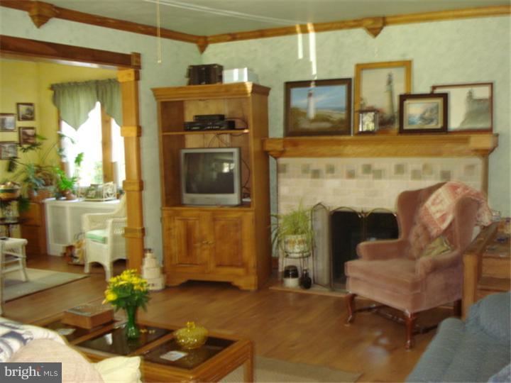 249 Almonesson Road Blackwood, NJ 08012 - Photo 10 of 22 Living Room