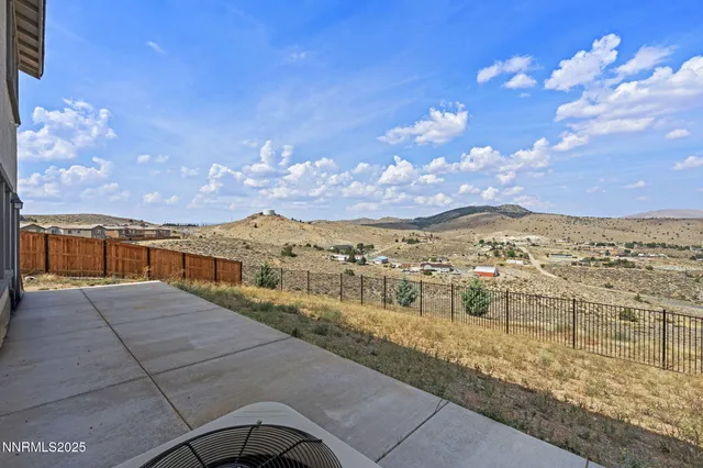 a view of houses with sky view