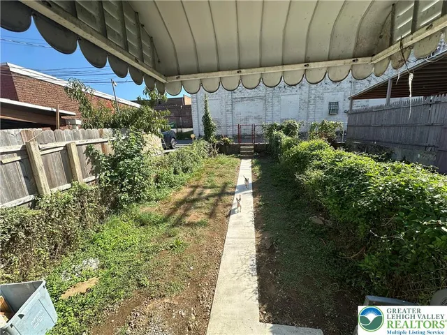 a view of a backyard