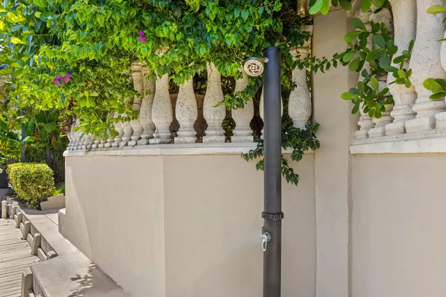 a spacious bathroom with 2 sink and a mirror