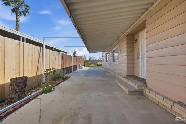 a view of a backyard with pathway