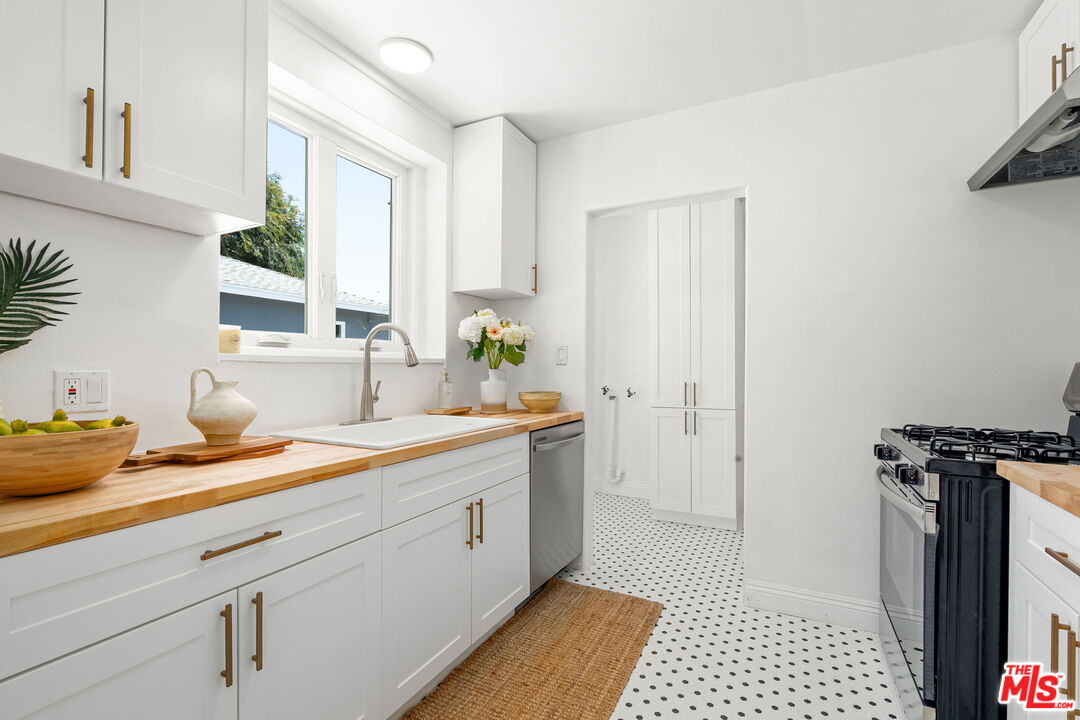 3340 Cardiff Avenue Los Angeles, CA 90034 - Photo 15 of 49 a spacious bathroom with a sink a mirror and a shower