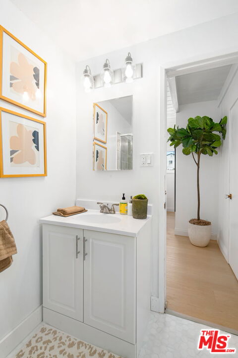 3340 Cardiff Avenue Los Angeles, CA 90034 - Photo 34 of 49 a view of living room with furniture and a potted plant