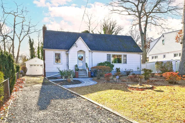 $559,000 | 32 Horton Drive, Huntington, NY 11746