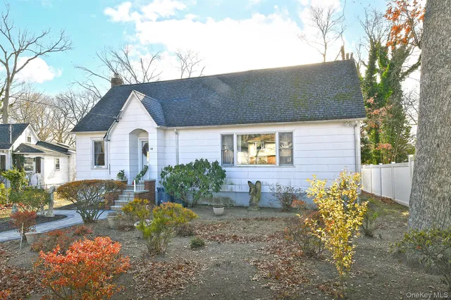 $559,000 | 32 Horton Drive, Huntington, NY 11746