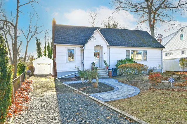 $559,000 | 32 Horton Drive, Huntington, NY 11746