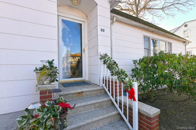 $559,000 | 32 Horton Drive, Huntington, NY 11746