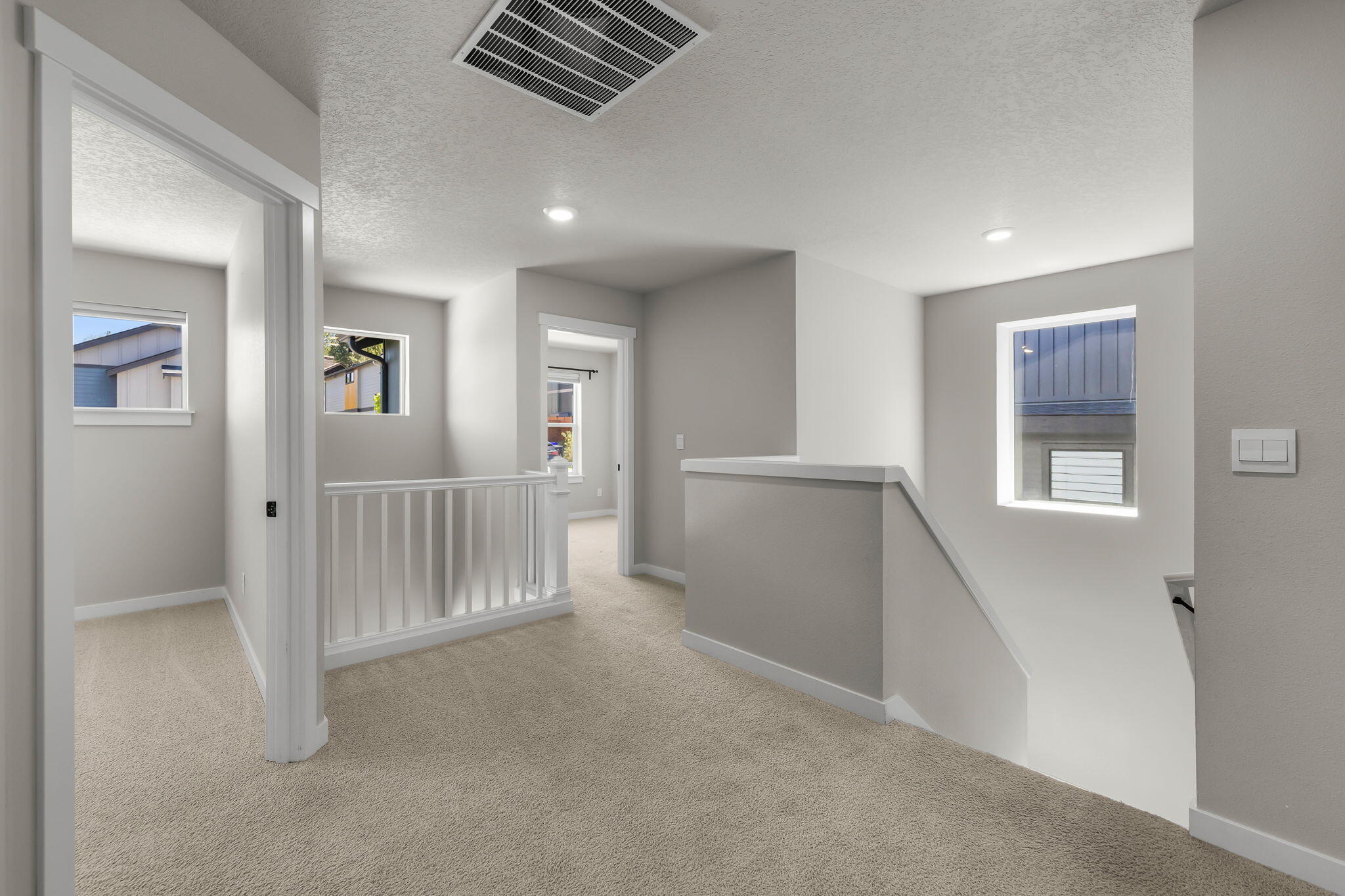 61197 Southwest Beverly Way Bend Bend, OR 97702 - Photo 13 of 32 Upstairs hallway