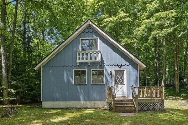 $400,000 | 19048 Birch View Trail, Lake Ann, MI 49650
