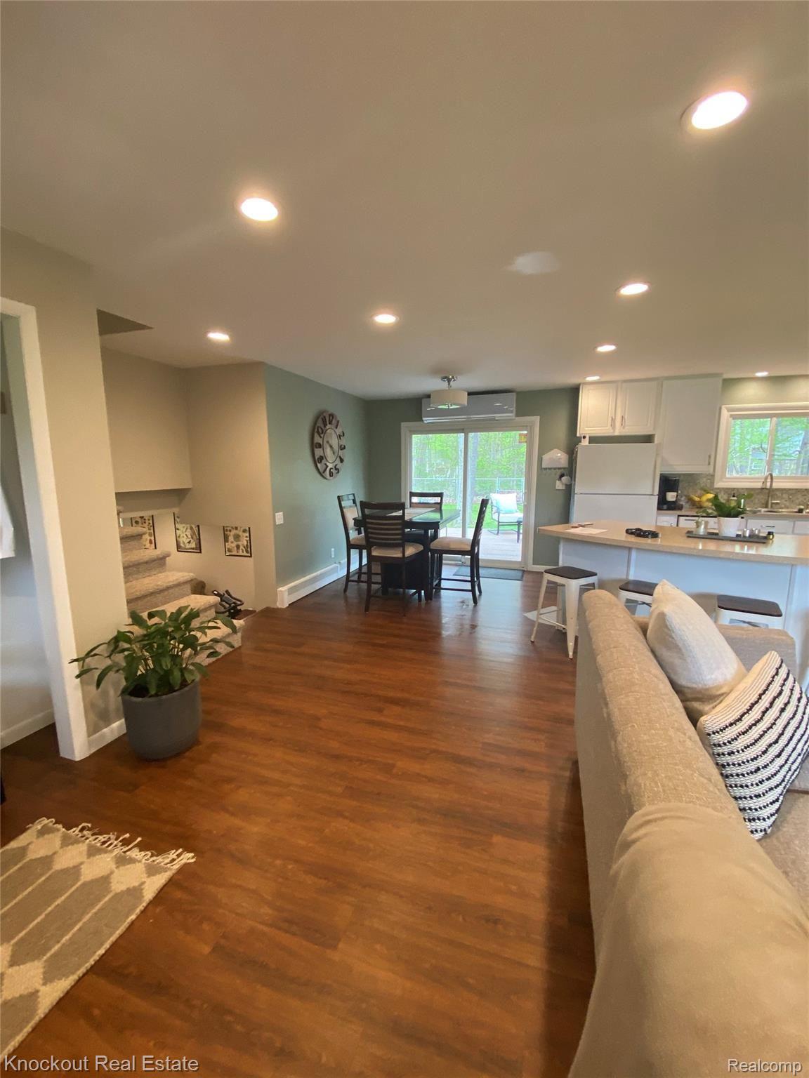 7401 South Beyer Road Frankenmuth, MI 48734 - Photo 4 of 16 Inside 1.jpg