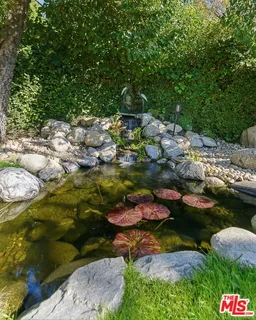 a picture of a lake view