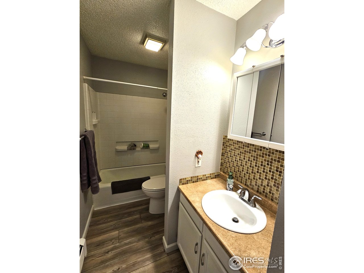 1628 Pheasant Ridge Sterling, CO 80751 - Photo 14 of 40 Full bath off living room