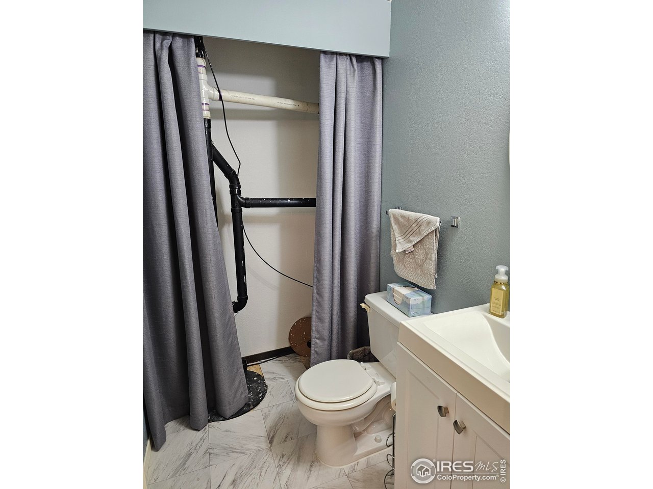 1628 Pheasant Ridge Sterling, CO 80751 - Photo 25 of 40 1/2 bath has the sump pump behind the curtain