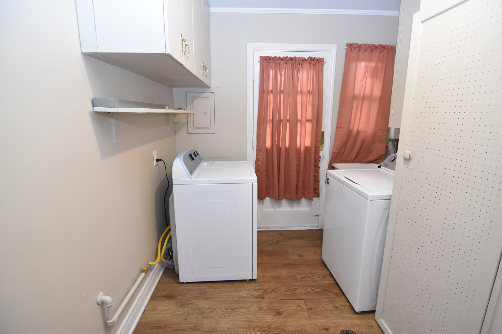 317 Mohawk Street Park Forest, IL 60466 - Photo 12 of 20 a utility room with dryer and washer