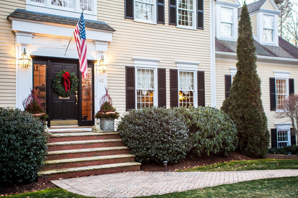 42 Walker Road Manchester, MA 01944 - Photo 1 of 29 Gallery Image 1