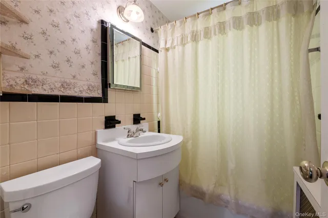 $819,000 | 254-07 84th Road | Floral Park