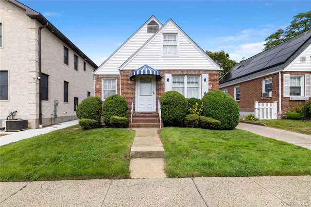 $819,000 | 254-07 84th Road | Floral Park