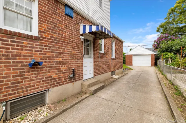 $819,000 | 254-07 84th Road | Floral Park