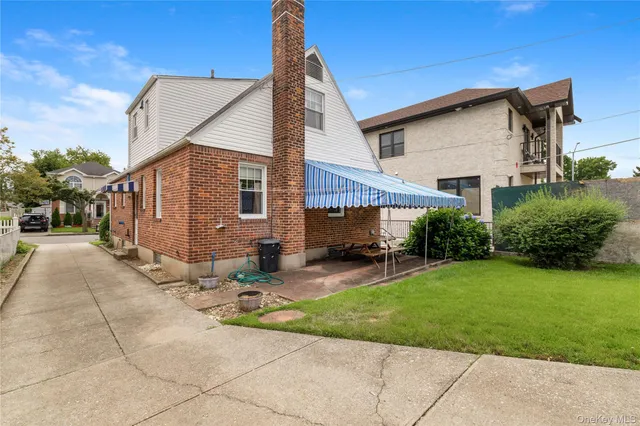 $819,000 | 254-07 84th Road | Floral Park