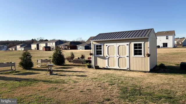 a view of a house with backyard