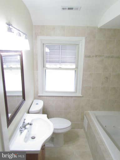 2030 Swansea Road Baltimore, MD 21239 - Photo 10 of 20 Bath