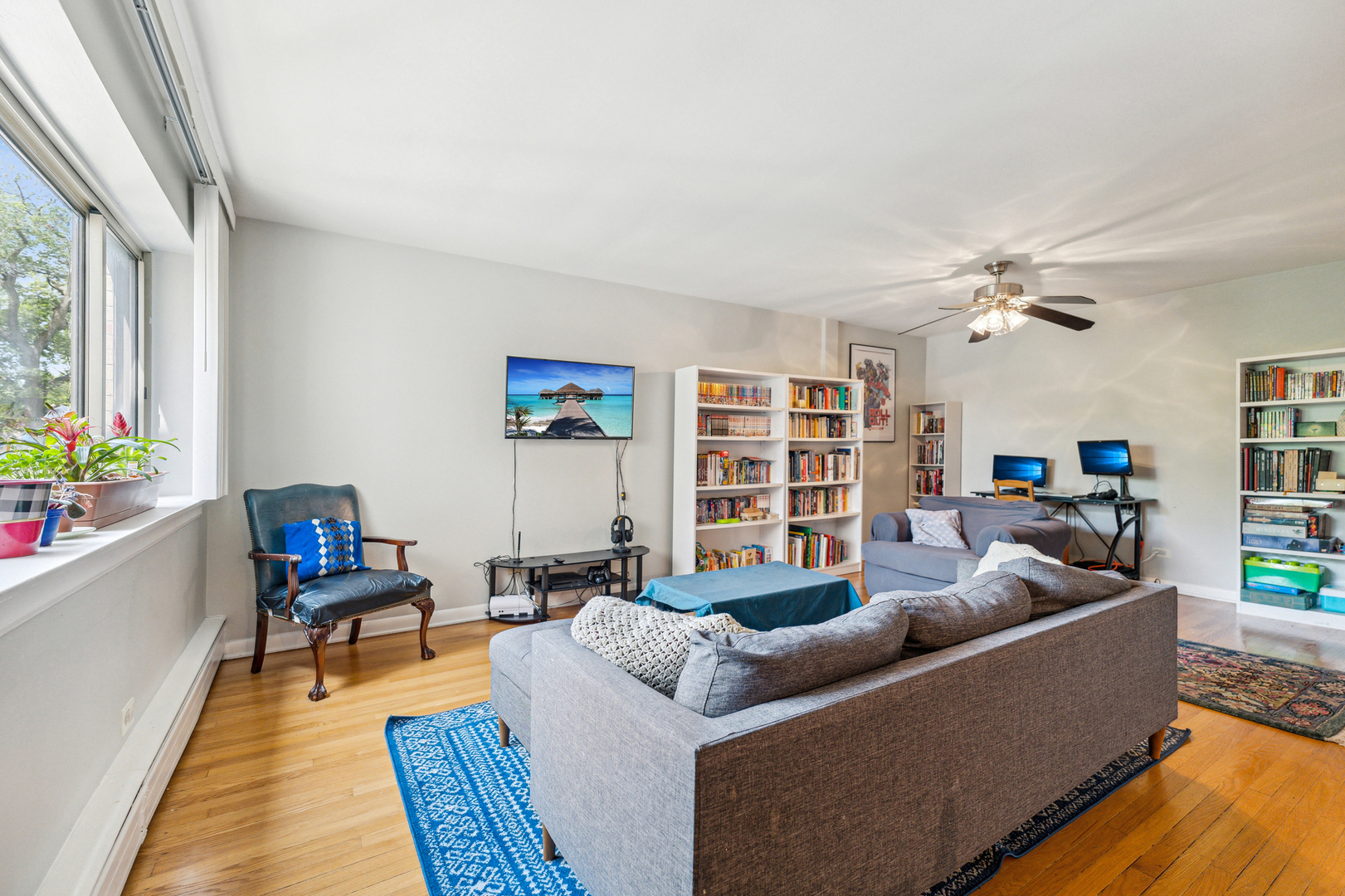737 Ridge Avenue, Unit 3F Evanston, IL 60202 - Photo 2 of 20 a living room with furniture and a potted plant