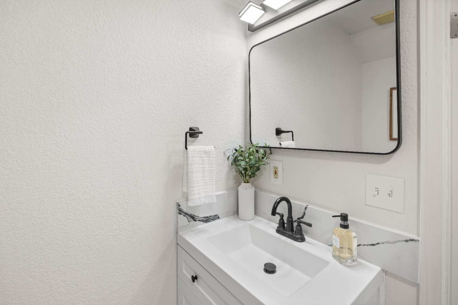 7413 Skander Way Sacramento, CA 95828 - Photo 17 of 70