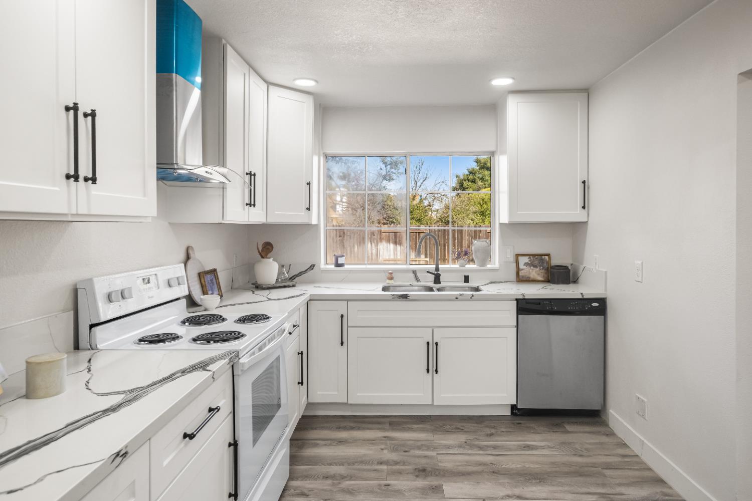 7413 Skander Way Sacramento, CA 95828 - Photo 4 of 70