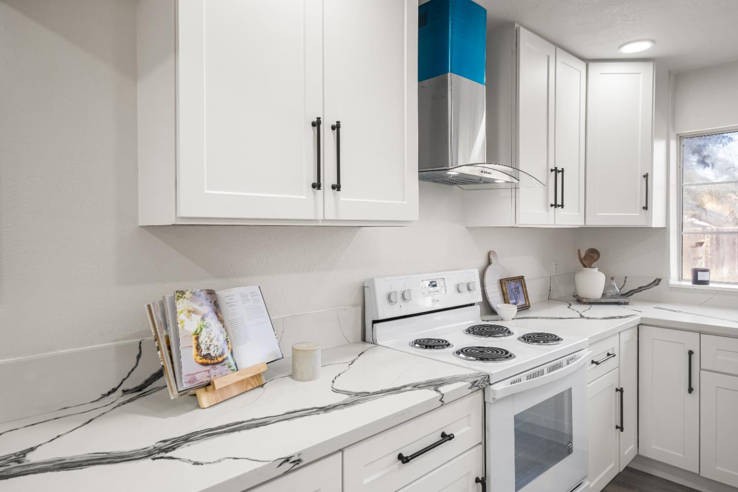 7413 Skander Way Sacramento, CA 95828 - Photo 5 of 70