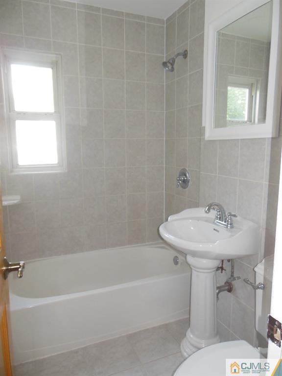 514 Fairway Road Linden, NJ 07036 - Photo 9 of 16 a bathroom with a sink toilet and bathtub