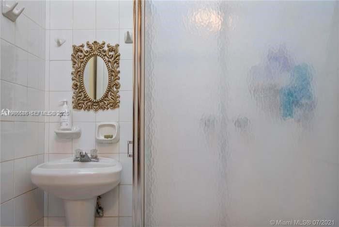 52 East 50th Place Hialeah, FL 33013 - Photo 9 of 23