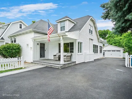 $750,000 | 4512 Washington Street, Downers Grove, IL 60515