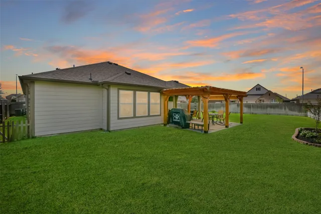 a view of a house with backyard and garden