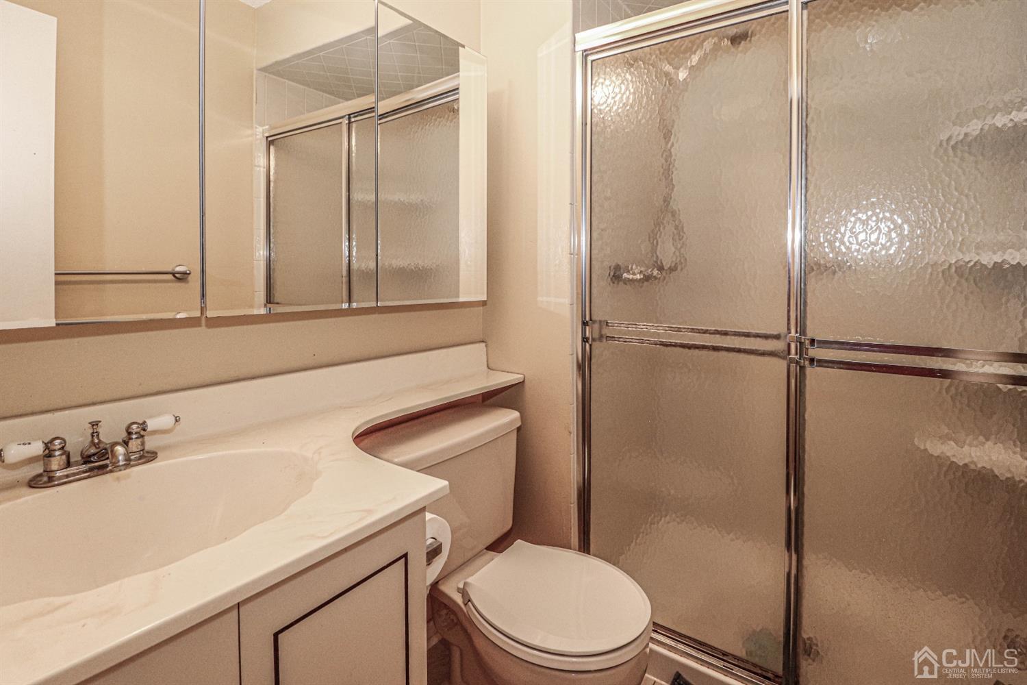 175 Westgate Drive Edison, NJ 08820 - Photo 27 of 43