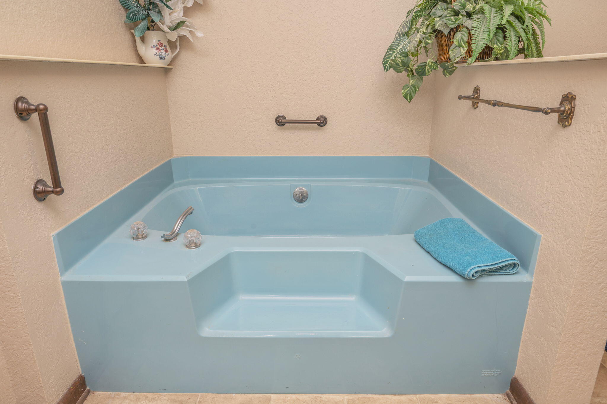 1260 East Chestnut Avenue Crestview, FL 32539 - Photo 34 of 61 a bathroom with a bath tub