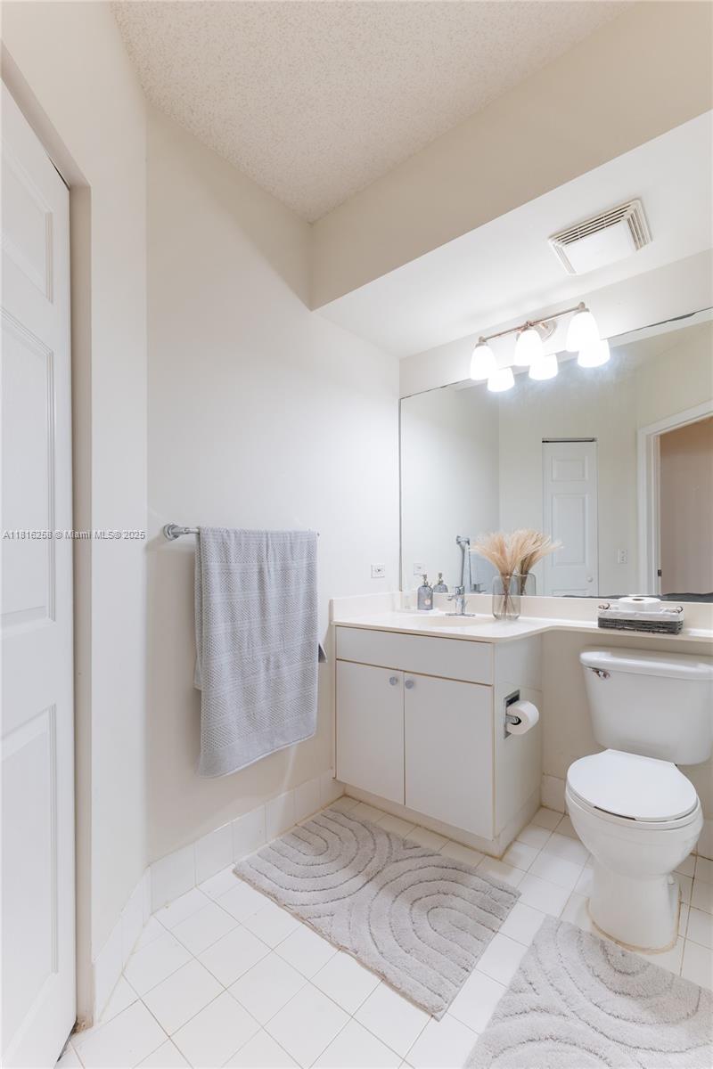 17100 North Bay Road, Unit PH1912 Sunny Isles Beach, FL 33160 - Photo 28 of 39 a bathroom with a toilet a sink and a bathtub