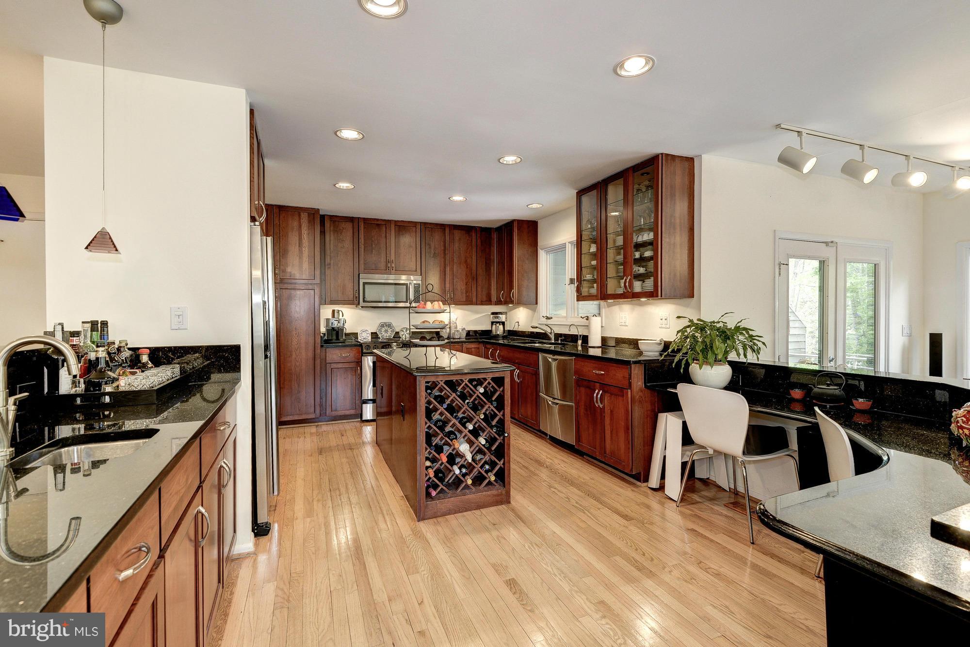 1907 Lakeport Way Reston, VA 20191 - Photo 13 of 30 Kitchen