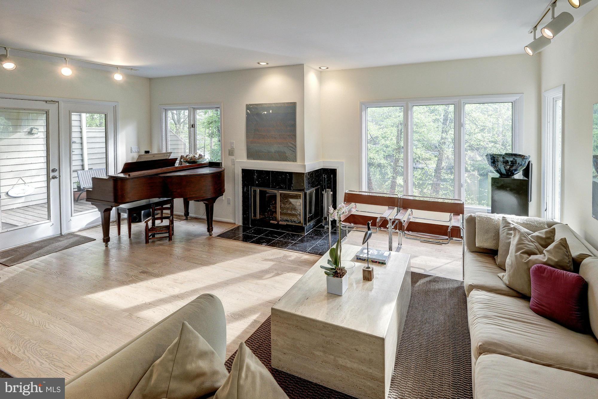 1907 Lakeport Way Reston, VA 20191 - Photo 7 of 30 Living Room