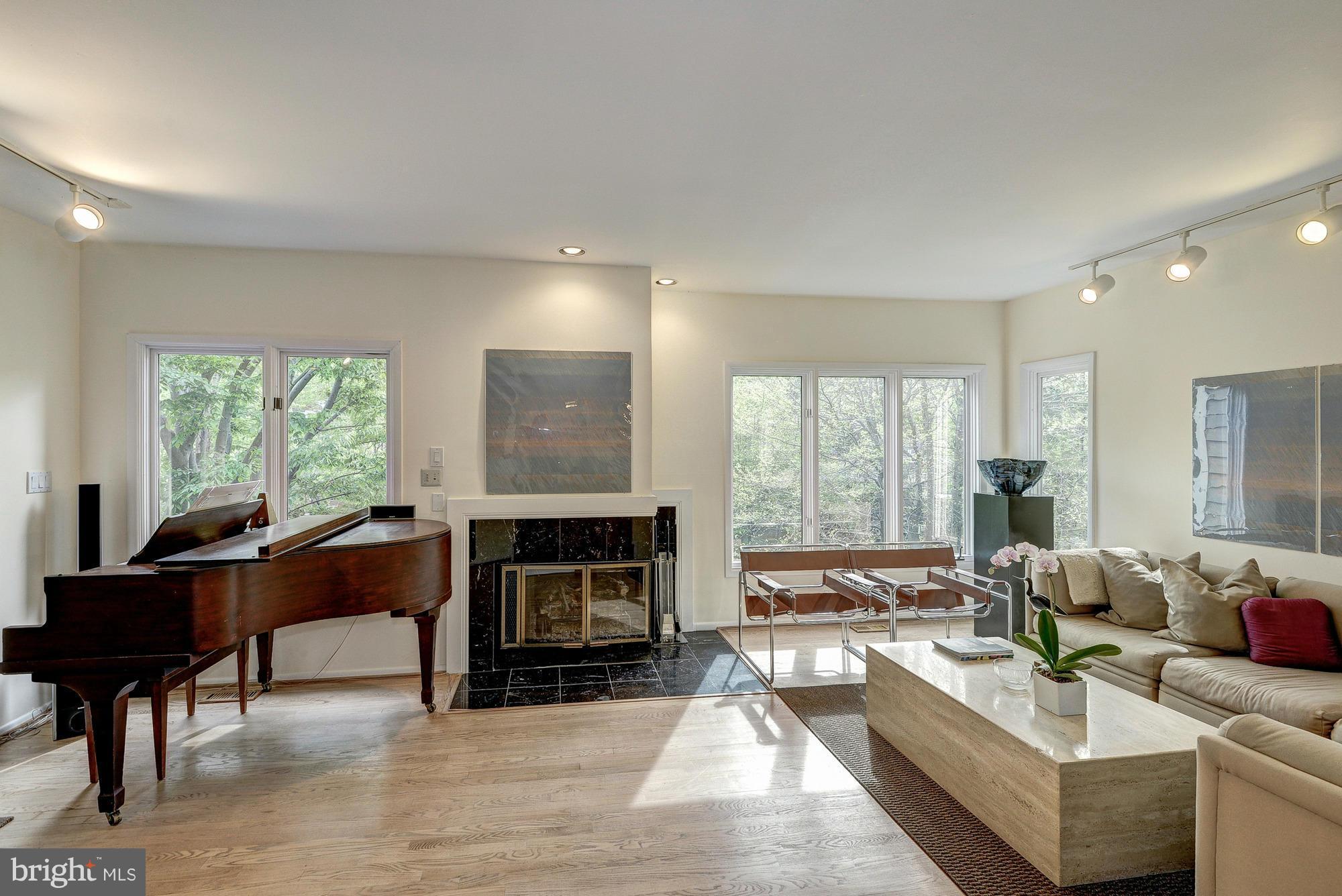1907 Lakeport Way Reston, VA 20191 - Photo 8 of 30 Living Room