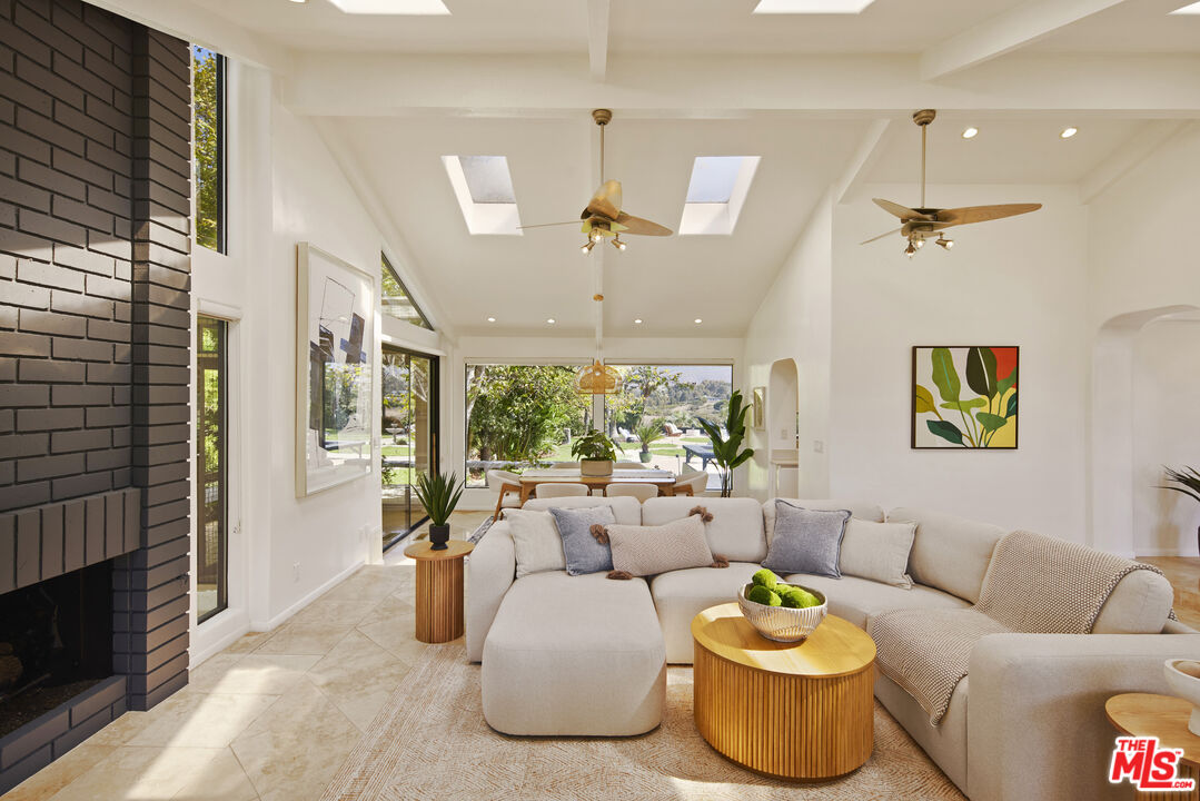 29417 Bluewater Road Malibu, CA 90265 - Photo 9 of 34