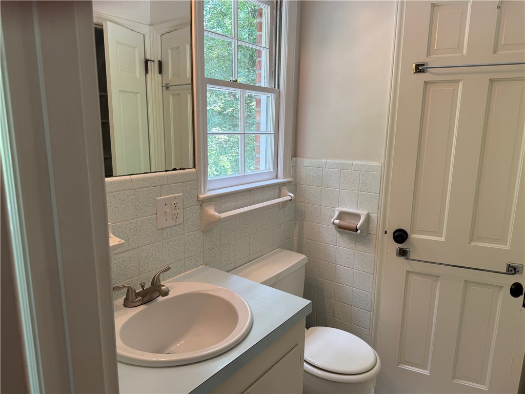 220 Camelot Road Clemson, SC 29631 - Photo 14 of 28 Jack and Jill Bathroom with walk-in Shower