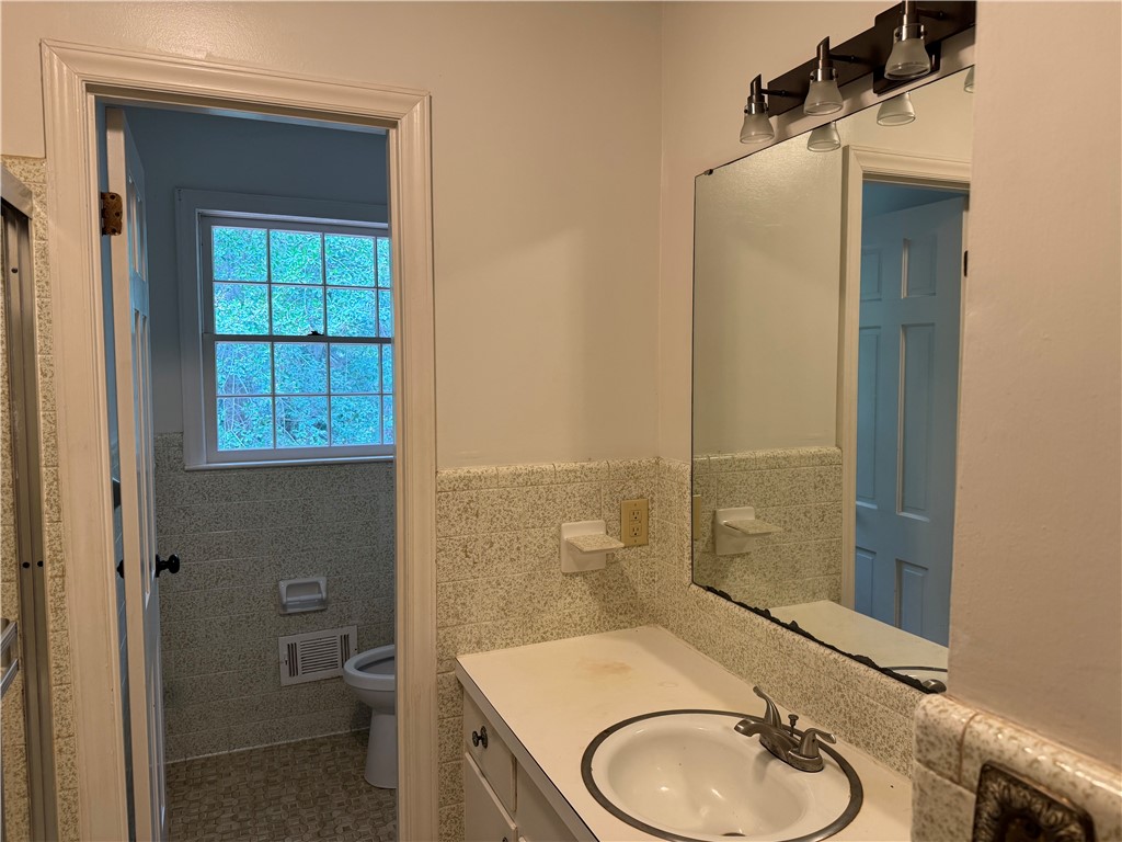 220 Camelot Road Clemson, SC 29631 - Photo 16 of 28 Hall Bathroom