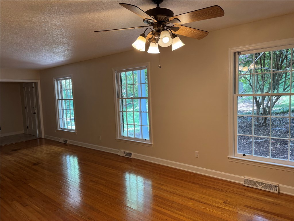 220 Camelot Road Clemson, SC 29631 - Photo 5 of 28