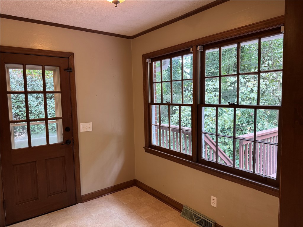 220 Camelot Road Clemson, SC 29631 - Photo 9 of 28 Breakfast Area