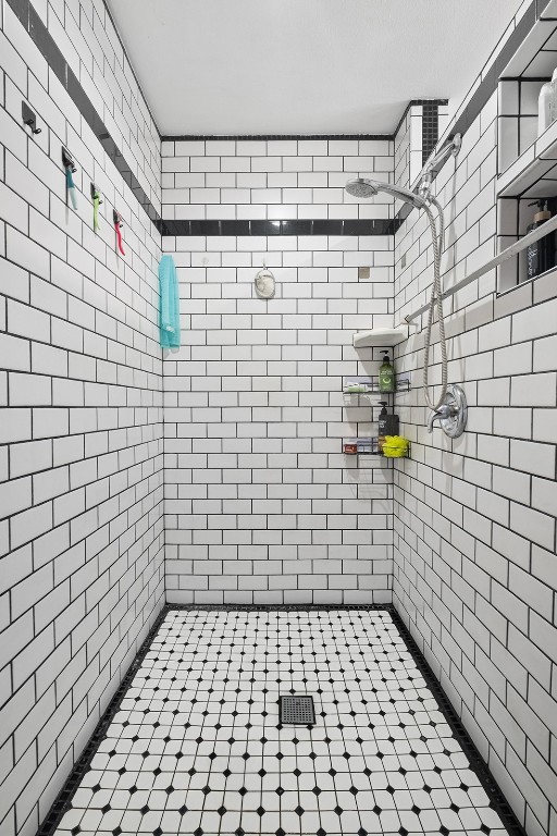 142 Zimmerhanzel Road Flatonia, TX 78941 - Photo 20 of 40 a bathroom with a shower