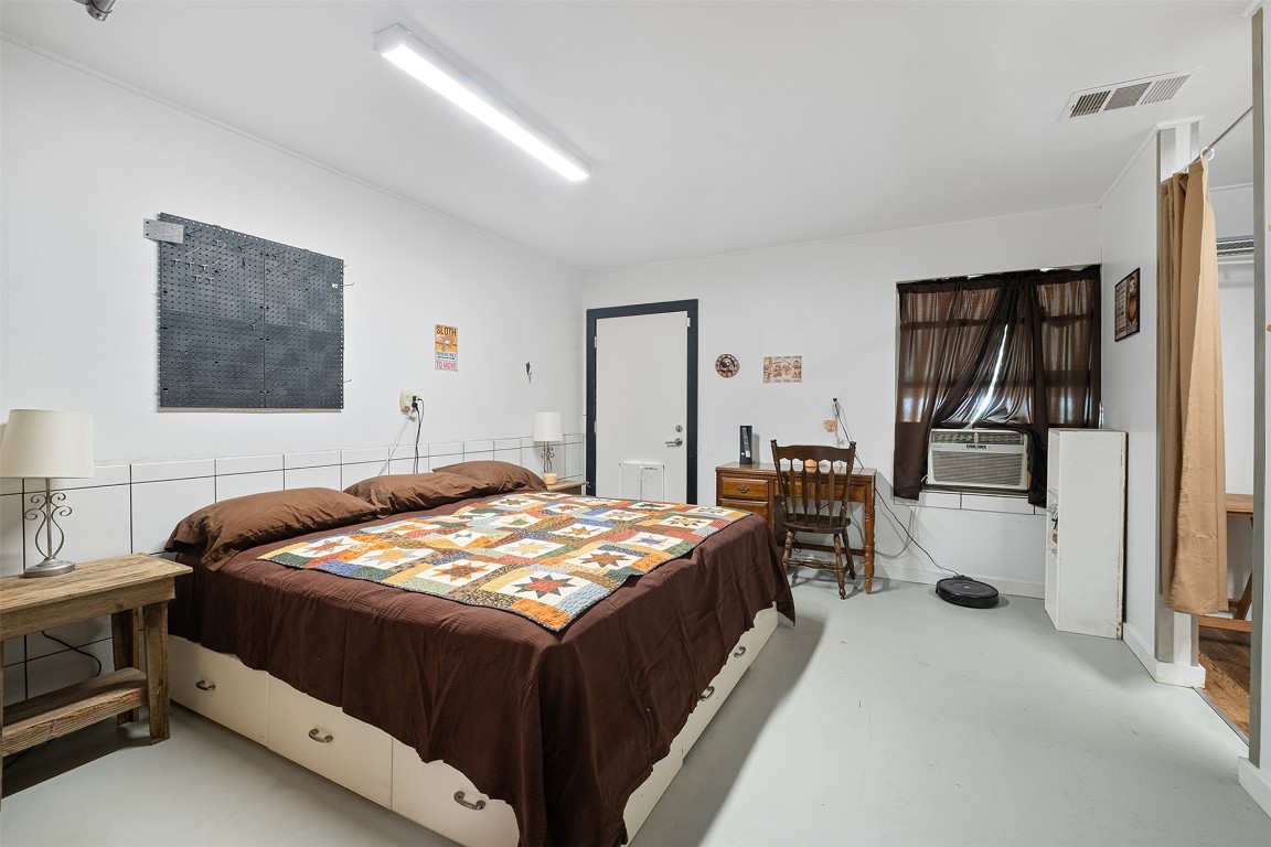 142 Zimmerhanzel Road Flatonia, TX 78941 - Photo 23 of 40 a bedroom with a bed and a closet