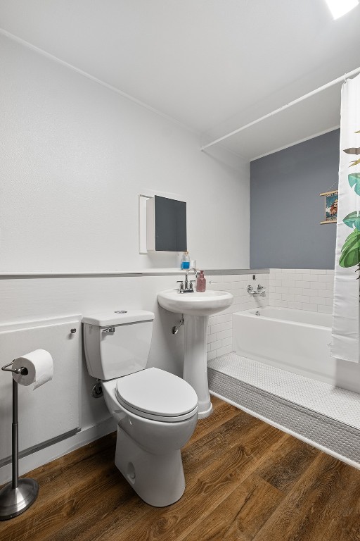 142 Zimmerhanzel Road Flatonia, TX 78941 - Photo 25 of 40 a bathroom with a toilet a sink and bathtub