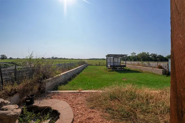 a view of a grassy area