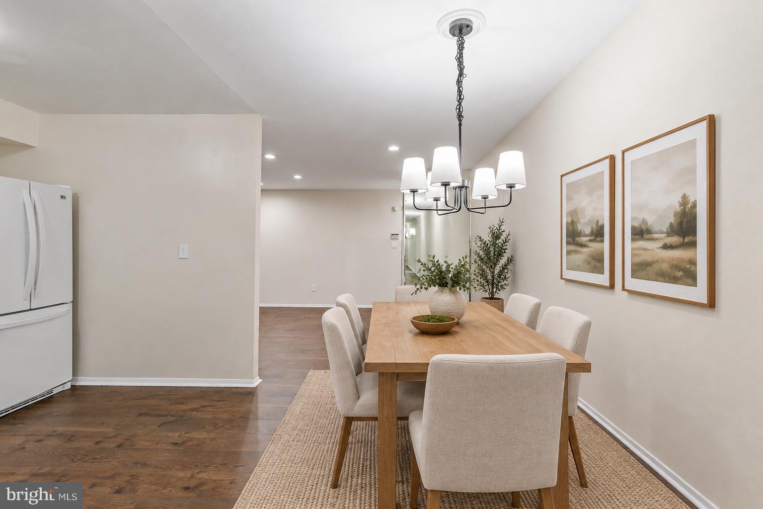 Virtually staged dining