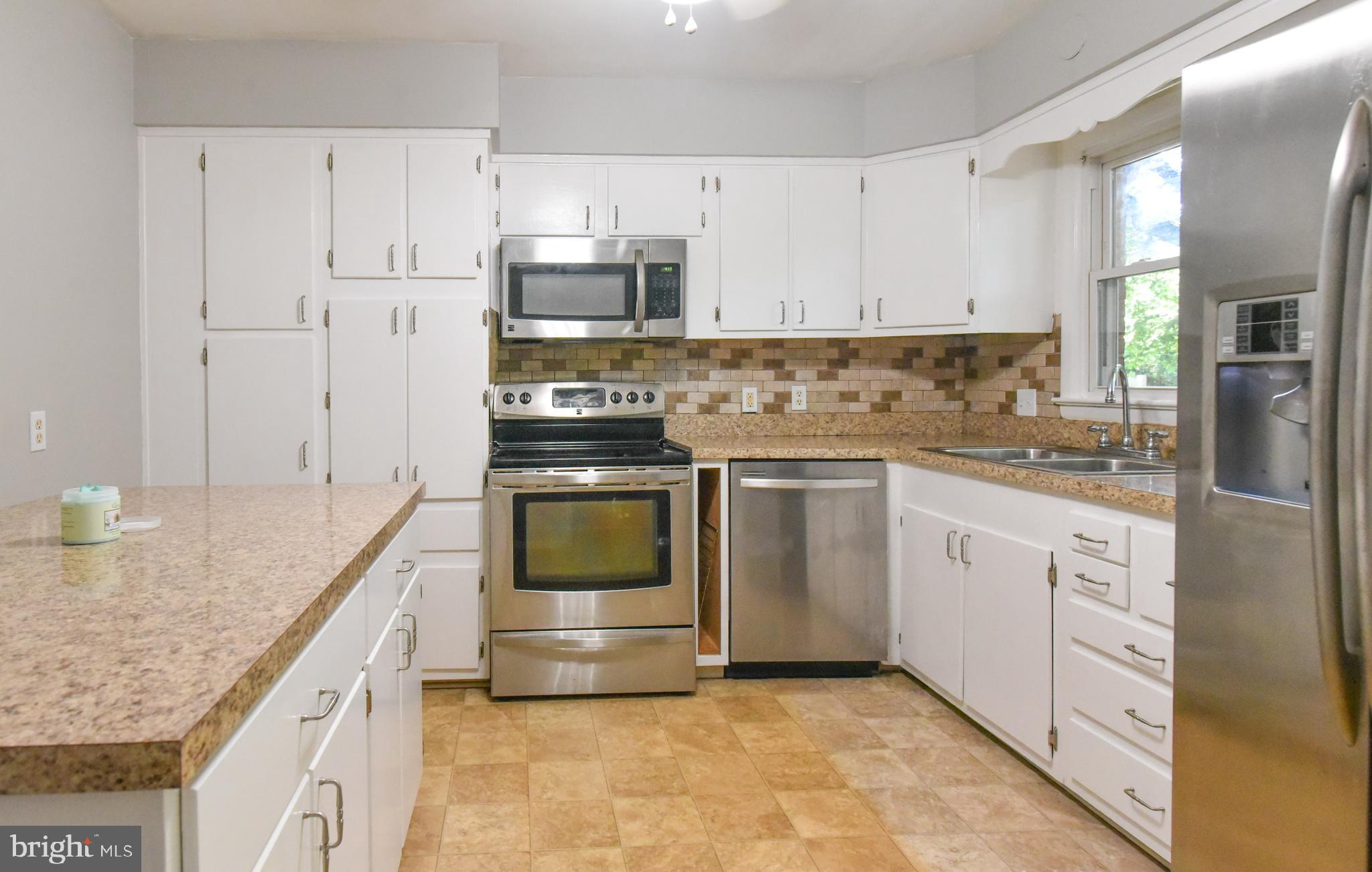 820 Riverside Drive Salisbury, MD 21801 - Photo 7 of 31 Freshly painted cabinets!